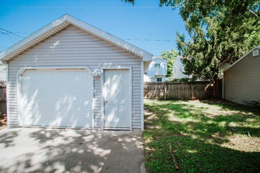 Building Photo - 3744 Bowen Rd