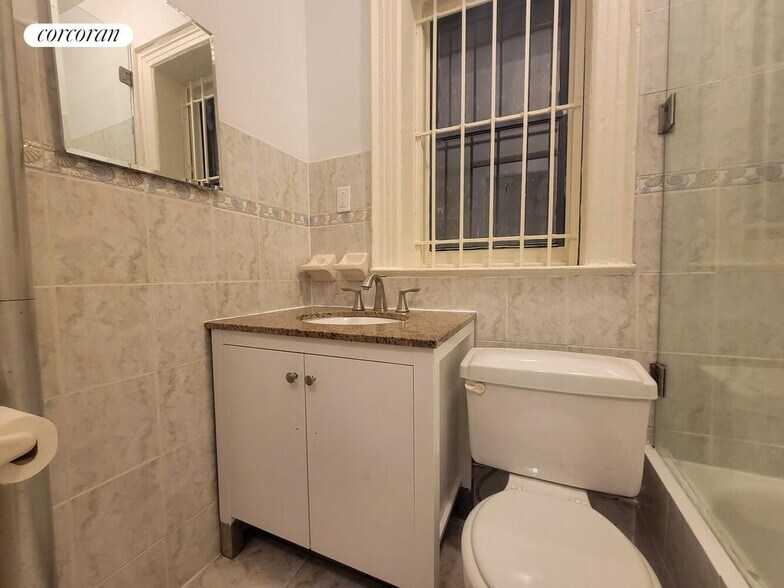 Building Photo - 172 W 77th St
