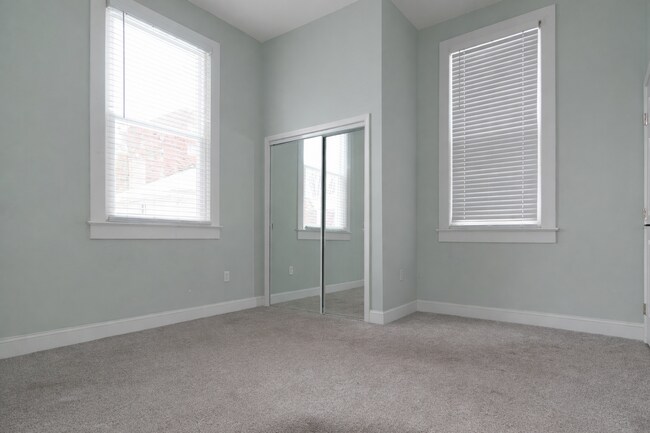 Building Photo - 523 Park Ave