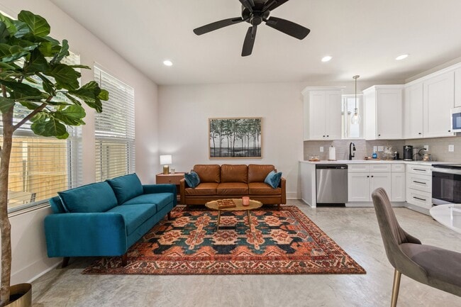 Building Photo - 406 Highland Oaks Ln