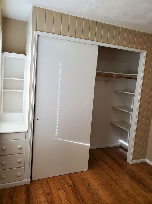 Building Photo - Charming 3 bedroom 1 bath Sheridan Park/Ma...
