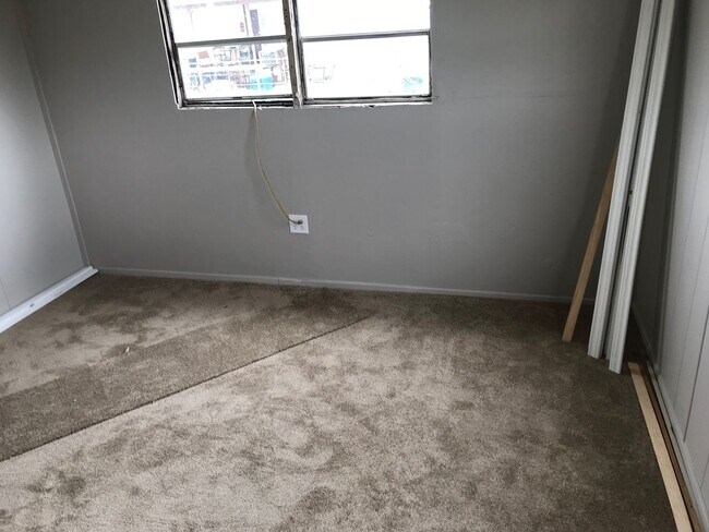 Building Photo - 2 Bedrooms with 2 Bathrooms Home on Large ...