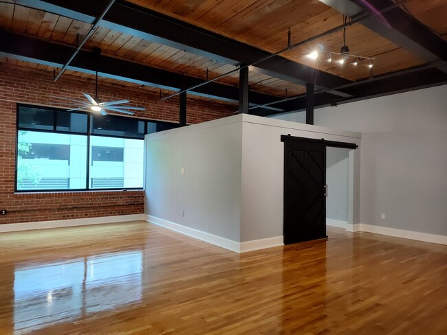 Building Photo - Luxury studio located in Factory South!