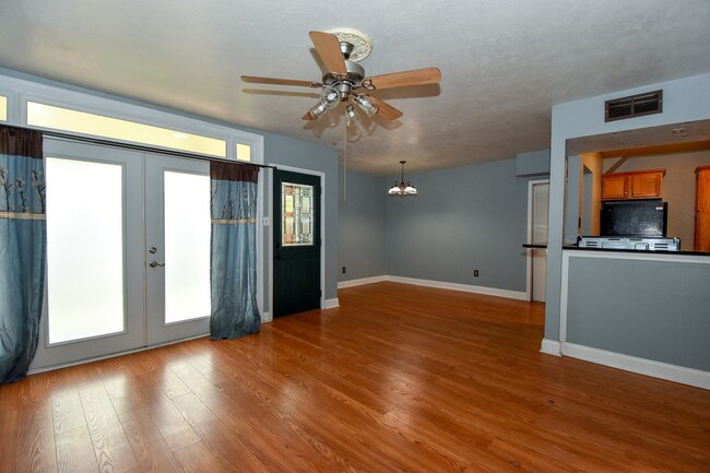 Building Photo - NICE 2 BEDROOM 1.5 BATH CONDO IN GREENWAY ...