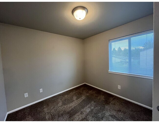 Building Photo - Townhouse Style 3 Bedroom