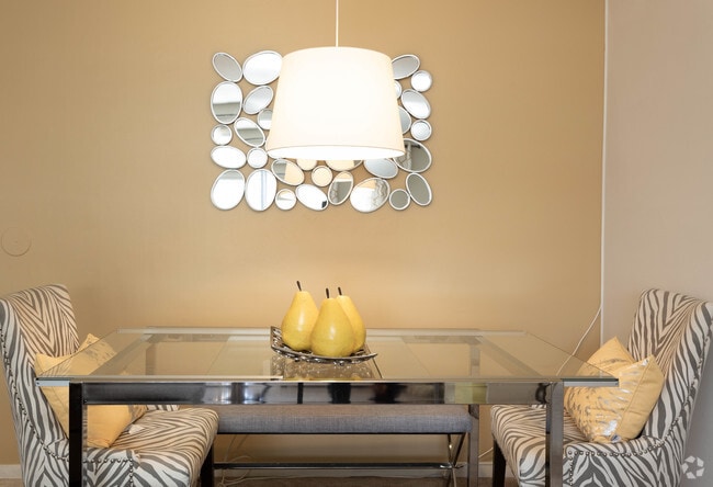 2BR, 1BA - 643 SF - Northbrooke Township