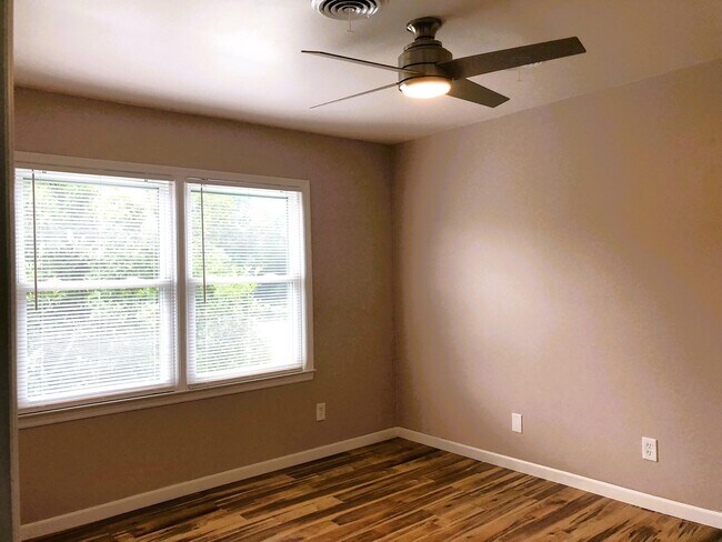 Building Photo - 218 Marty Dr