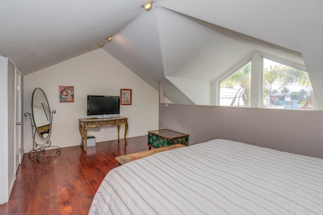 Building Photo - 1306 Electric Ave