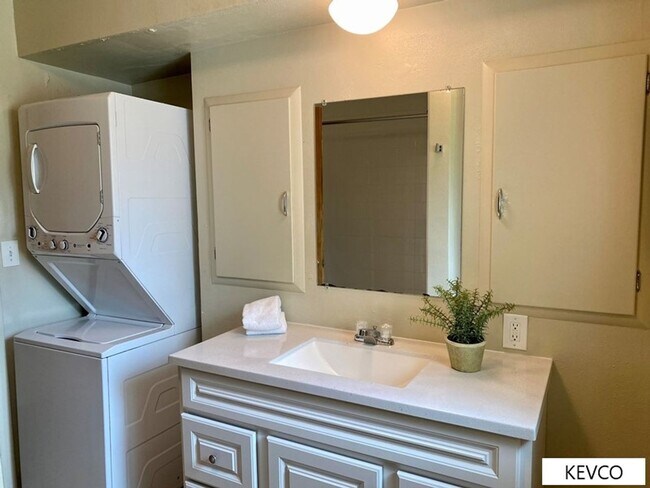 Building Photo - Roomy Three Bedroom Home with Yard!