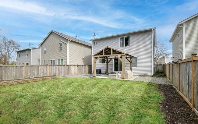 Building Photo - Large 3 bedroom pet friendly home at a gre...