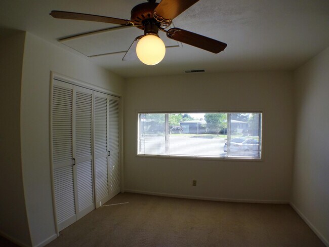 Building Photo - 886 Lynn Ln