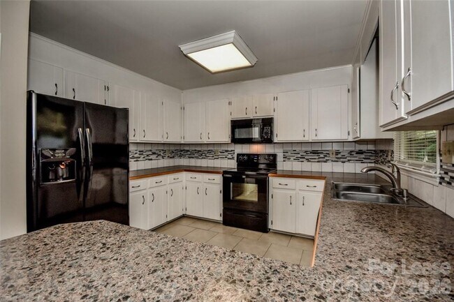 Building Photo - 7730 Deer Track Dr