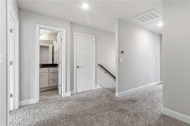 Building Photo - 931 E Skyline Lp