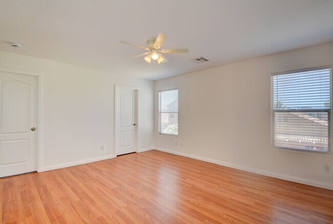 Building Photo - Fabulous 3 bed/2.5 bath two-story home in ...