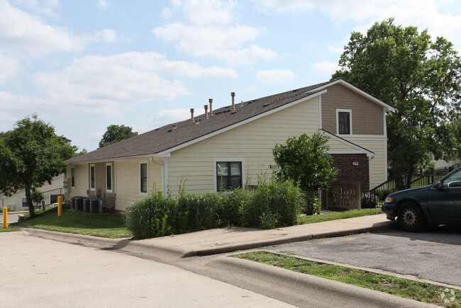 Primary Photo - Ivanhoe Gardens Apartments