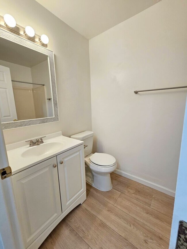 Building Photo - St. John's Townhome - 5 Bedroom, 2 bath Duplex Unit