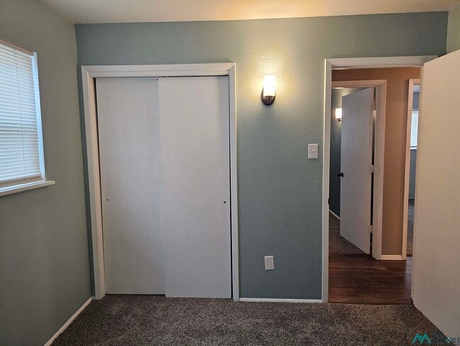 Building Photo - 300 Circle Dr