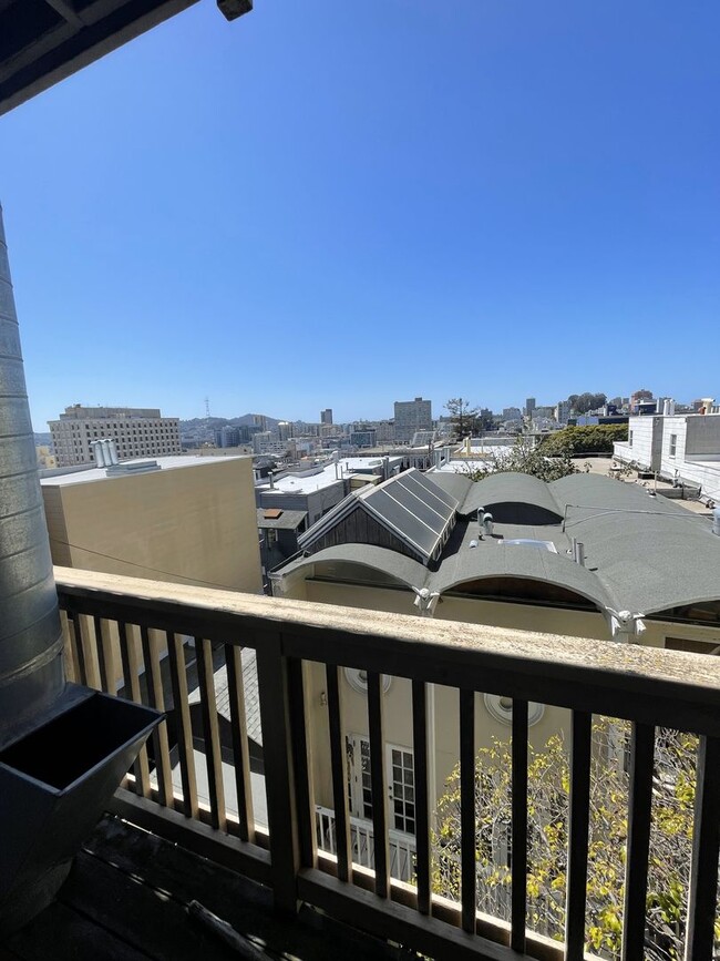 Building Photo - Remodeled 3 Bedroom in Nob Hill!!