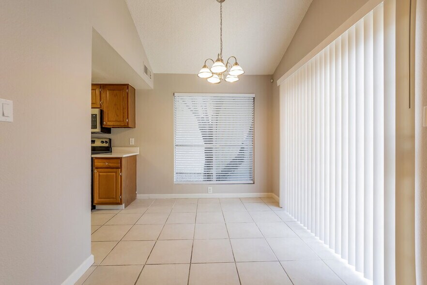 Building Photo - 517 E Kristal Way