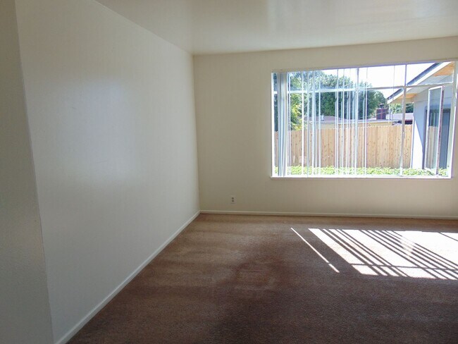 Building Photo - 281 Donna Way