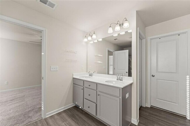 Building Photo - 76 Regent Pk