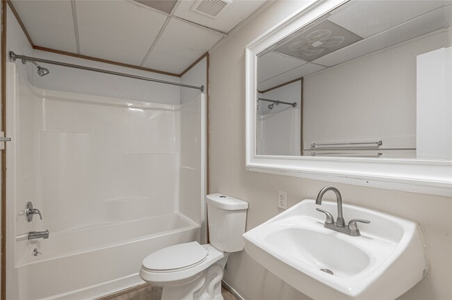 Building Photo - 626 University Ave