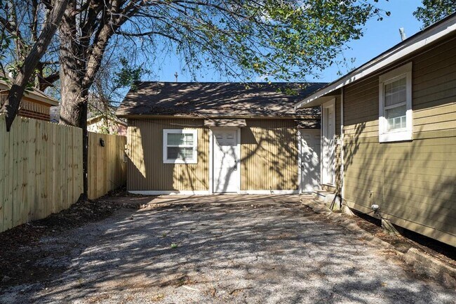 Building Photo - 8209 Bangle St