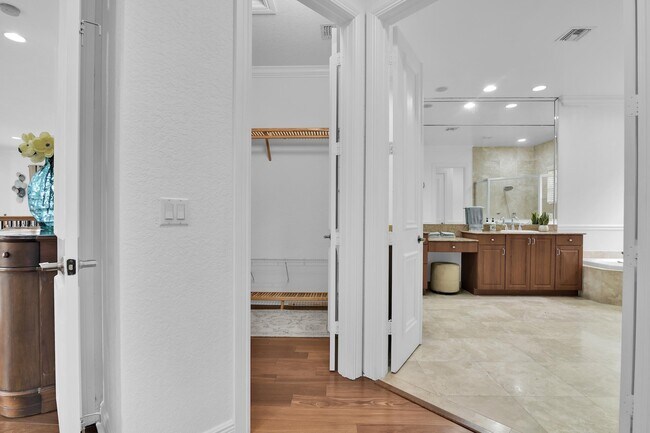 Building Photo - 10703 Versailles Blvd