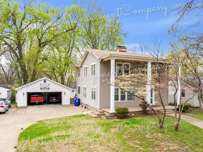 Building Photo - 906 S Barrett Ave