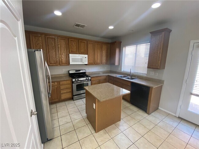 Building Photo - 680 Sumatra Pl