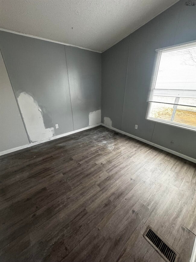 Building Photo - 1102 E Spring St