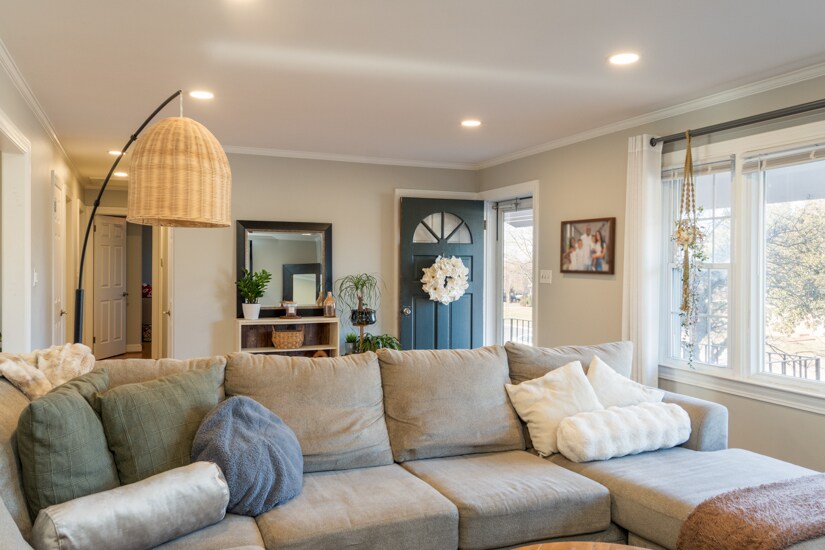 Living Room - 621 Broadview Dr