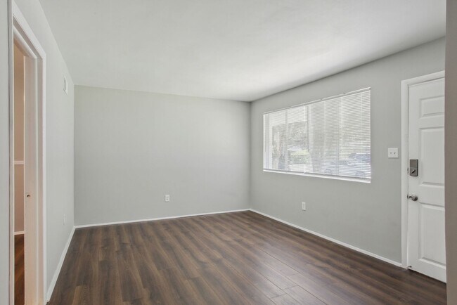 Building Photo - Large 3BR/1BA Eastside Savannah Home For Rent