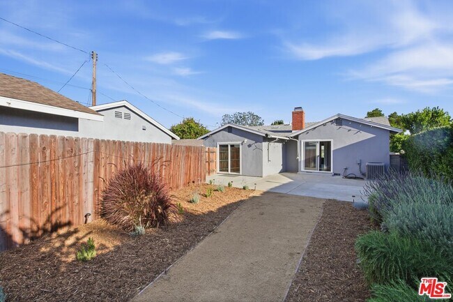 Building Photo - 14141 Gault St