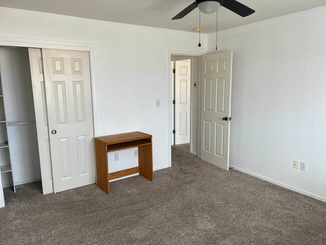 Building Photo - 2 bed 2 bath Townhome with Garage Coming S...