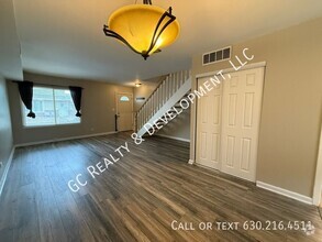 Building Photo - *** COMMUTER FRIENDLY / W&D IN UNIT / SMAL...