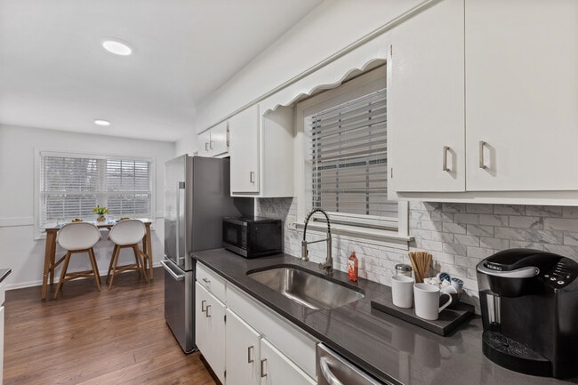 Building Photo - 6864 Aspenhill Dr