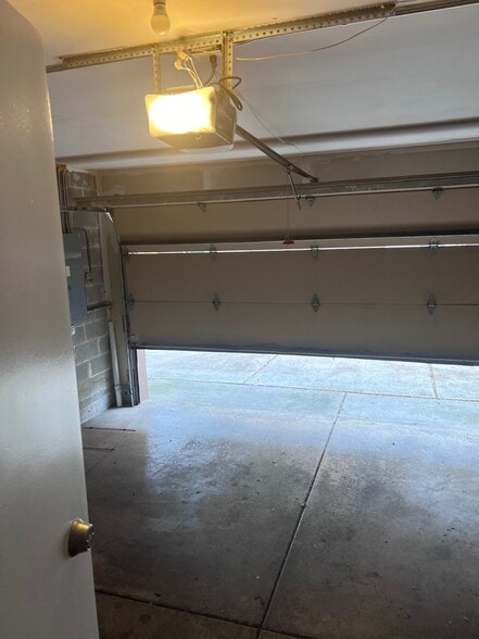 Building Photo - 7256 N Rogers Ave