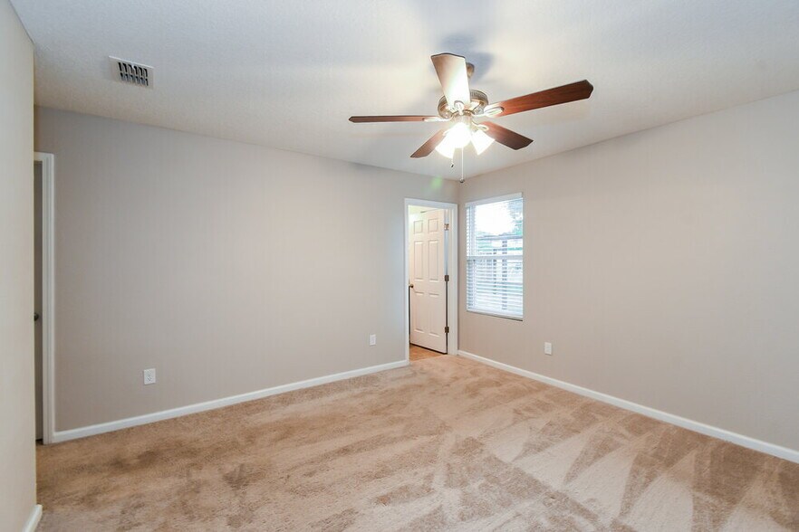 Building Photo - 1217 Sarahs Landing Dr