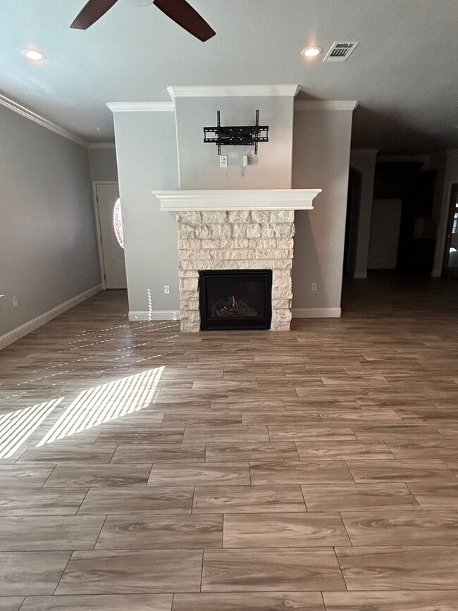 Building Photo - Beautiful Townhome