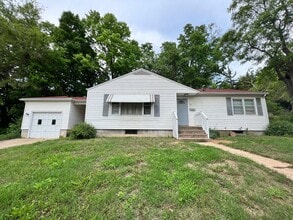 Building Photo - Centrally Located Single Famliy Home!