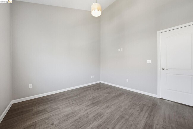 Building Photo - 817 Estancia Ter