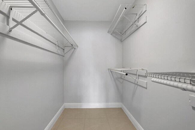 Building Photo - 4156 Inverrary Dr