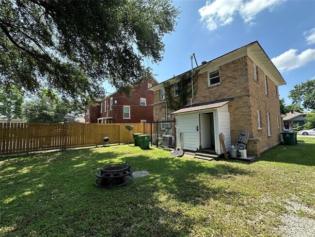Building Photo - 2421 Isabella St