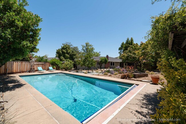 Building Photo - Beautiful, meticulously updated and  maint...