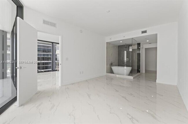 Building Photo - 700 NE 24th St