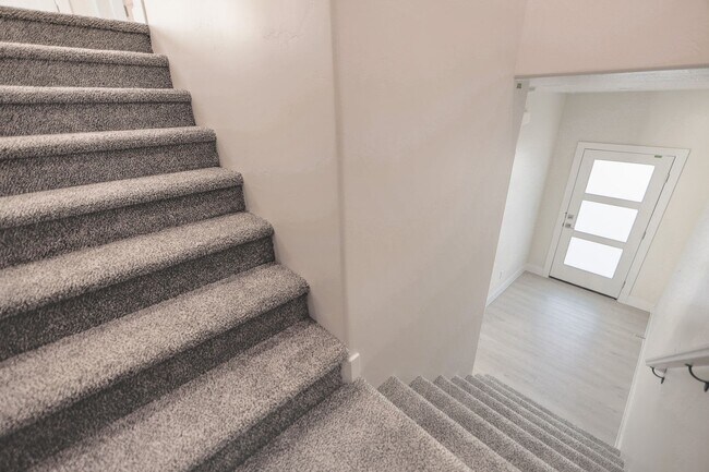 Building Photo - Crimson Park Town Home.