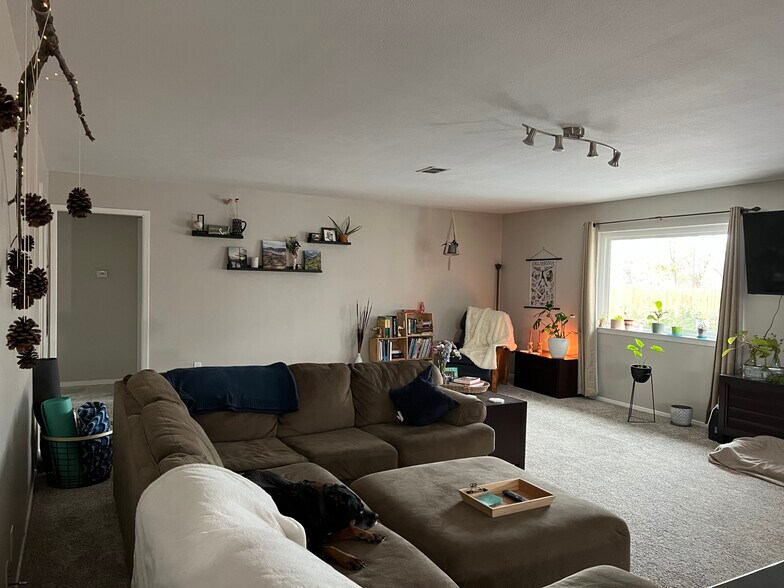 Spacious living room - 3920 Sanguinet St