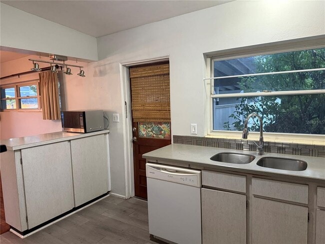 Building Photo - 2428 E Pershing Ave