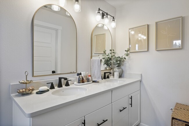Building Photo - Spacious & Stylish 4-Bedroom A/C Townhome!